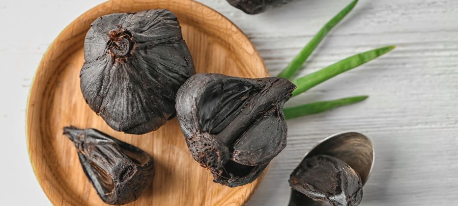 Alimentos: Ajo negro: es suave, no repite y tiene más propiedades